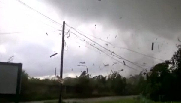 Смерч в Сыктывкаре: кадры похожи на фильм-катастрофу