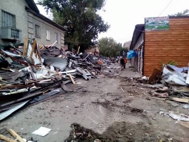 В Днепропетровске коммунальные службы снесли стихийный рынок “Шанхай” на улице Боброва В Днепропетровске коммунальные службы снесли стихийный рынок “Шанхай” на улице Боброва