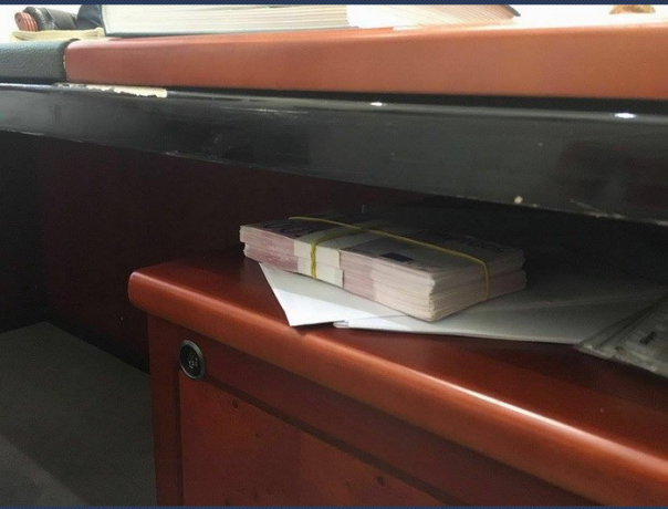 Очередной коррупционный скандал на Украине: С поличным на взятке пойман врио ректора НАУ Владимир Харченко Очередной коррупционный скандал на Украине: С поличным на взятке пойман врио ректора НАУ Владимир Харченко