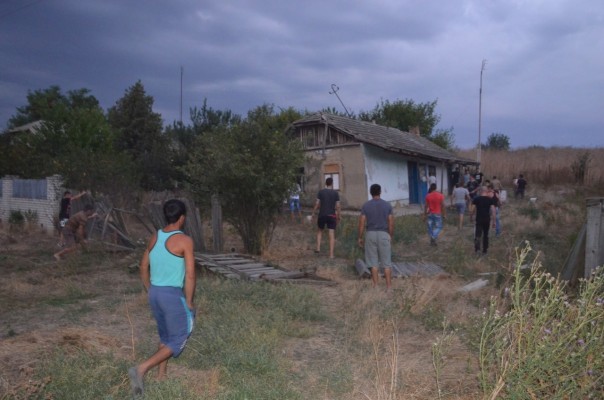 В Одесской области после убийства девочки разгромили дома цыган В Одесской области после убийства девочки разгромили дома цыган