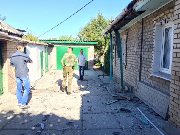 Шесть мирных жителей ранены и повреждено как минимум 23 домостроения в Донецке и Горловке вследствие ночных обстрелов укрофашистов Шесть мирных жителей ранены и повреждено как минимум 23 домостроения в Донецке и Горловке вследствие ночных обстрелов укрофашистов