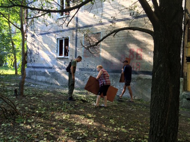 Шесть мирных жителей ранены и повреждено как минимум 23 домостроения в Донецке и Горловке вследствие ночных обстрелов укрофашистов Шесть мирных жителей ранены и повреждено как минимум 23 домостроения в Донецке и Горловке вследствие ночных обстрелов укрофашистов