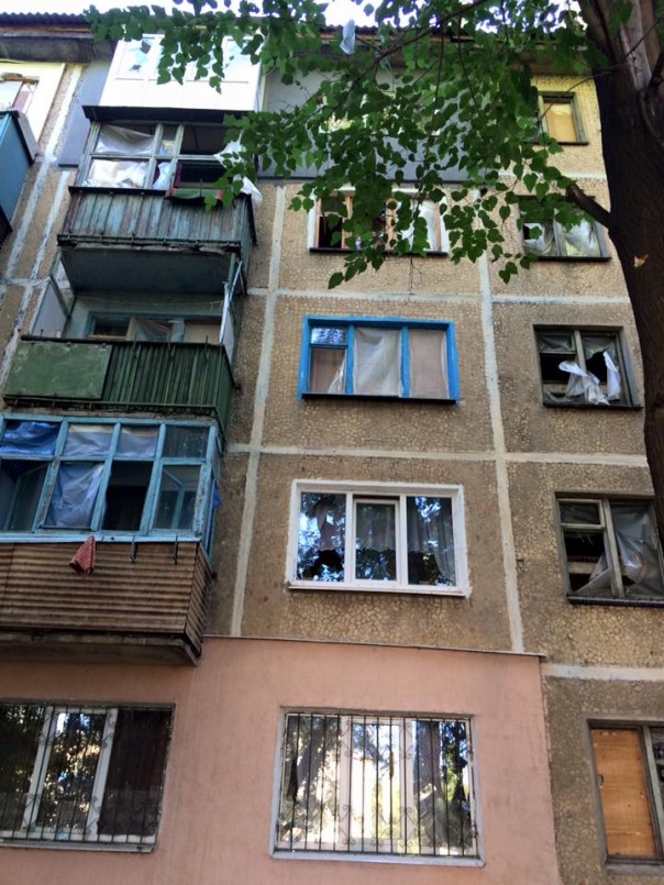 Шесть мирных жителей ранены и повреждено как минимум 23 домостроения в Донецке и Горловке вследствие ночных обстрелов укрофашистов Шесть мирных жителей ранены и повреждено как минимум 23 домостроения в Донецке и Горловке вследствие ночных обстрелов укрофашистов