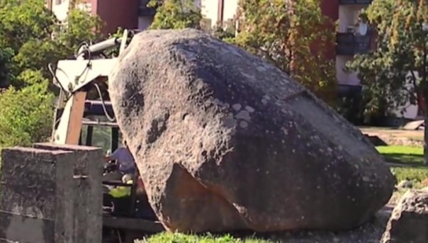 "Ястребы Даугавы" снесли памятник советским морякам в Лимбажи