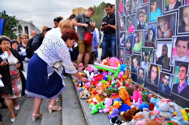Около тысячи человек на митинге в Донецке почтили память погибших в результате войны детей Около тысячи человек на митинге в Донецке почтили память погибших в результате войны детей