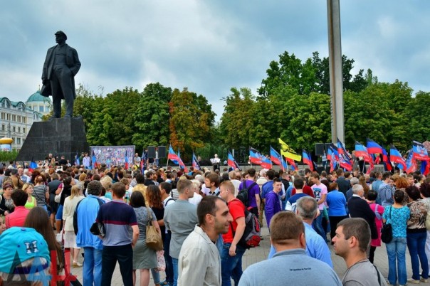 Около тысячи человек на митинге в Донецке почтили память погибших в результате войны детей Около тысячи человек на митинге в Донецке почтили память погибших в результате войны детей