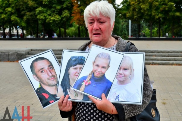 Около тысячи человек на митинге в Донецке почтили память погибших в результате войны детей Около тысячи человек на митинге в Донецке почтили память погибших в результате войны детей
