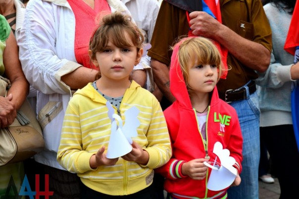 Около тысячи человек на митинге в Донецке почтили память погибших в результате войны детей Около тысячи человек на митинге в Донецке почтили память погибших в результате войны детей