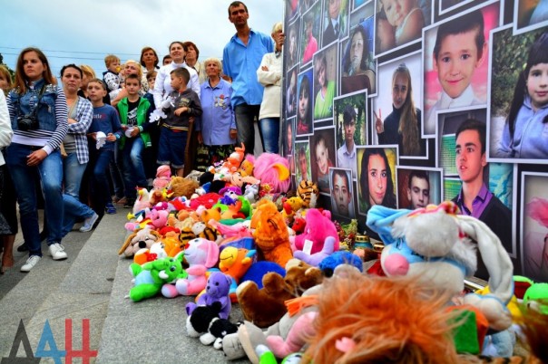 Около тысячи человек на митинге в Донецке почтили память погибших в результате войны детей Около тысячи человек на митинге в Донецке почтили память погибших в результате войны детей