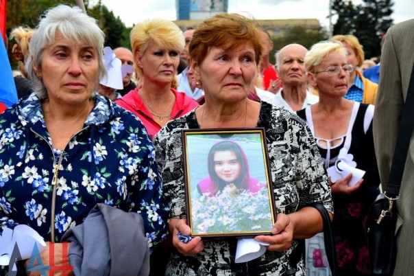 Около тысячи человек на митинге в Донецке почтили память погибших в результате войны детей Около тысячи человек на митинге в Донецке почтили память погибших в результате войны детей