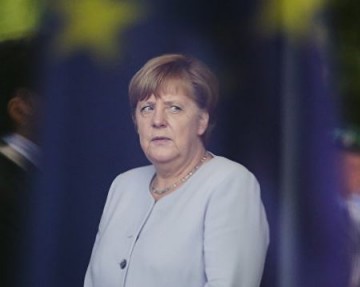 Турецкая газета опубликовала фото Меркель в образе Гитлера