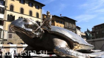 Обнаженная украинка забралась на статую черепахи во Флоренции