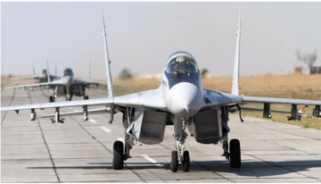 На авиационной военной базе Эребуни в Армении экипажи истребителей МиГ-29 приступили к выполнению групповых полетов