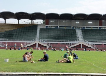 В Керчи после реконструкции стадиона школьники пропалывают сорняк