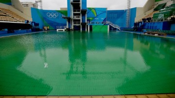 Зеленый Олимпийский бассейн в Рио - срочно слить