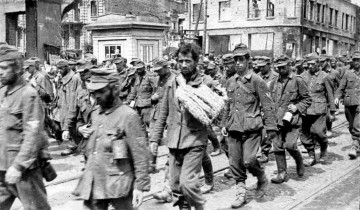 16 августа 1944 года. Конвоирование немецких военнопленных по Киеву