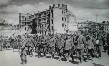 16 августа 1944 года. Конвоирование немецких военнопленных по Киеву