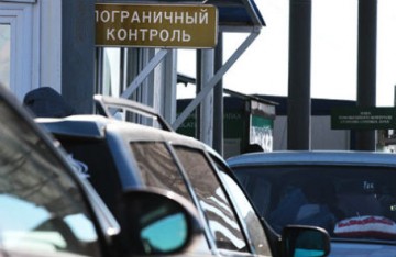 На машине в Киев: пограничники, московские номера и послание на багажнике