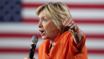 Старушка сдает? Блогеры обнаружили у Клинтон мочеприемник