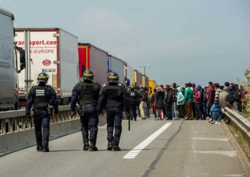 Мэр французского Кале требует ввести в город войска  
