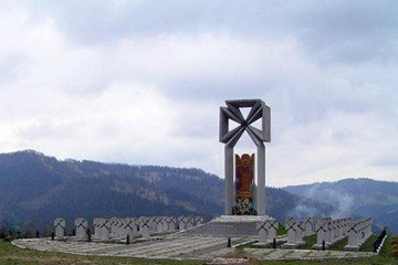 На Украине в канун Дня независимости с памятника сечевым стрельцам срезали герб