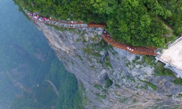 Взгляд на этот стеклянный мост на высоте в 1,5 км вызовет у вас как минимум головокружение.