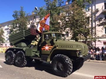 Военный парад с участием техники прошел в Великих Луках