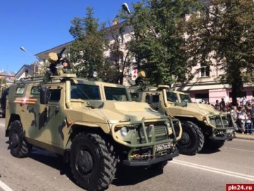 Военный парад с участием техники прошел в Великих Луках