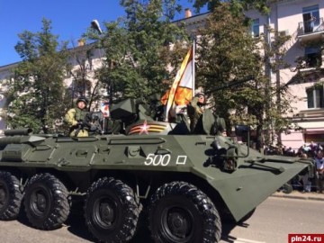 Военный парад с участием техники прошел в Великих Луках