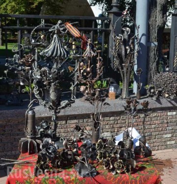 Розы и гильзы: удивительные кованые скульптуры в Донецке