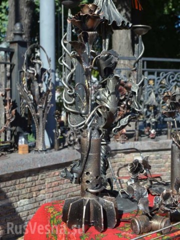 Розы и гильзы: удивительные кованые скульптуры в Донецке