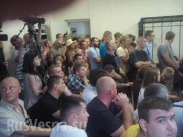 Закон здесь умер. Нацисты устроили бойню в киевском суде (видео 18+)