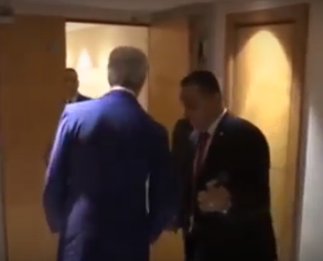 Телохранитель ас-Сиси обыскал Джона Керри и запретил снимать встречу на телефон