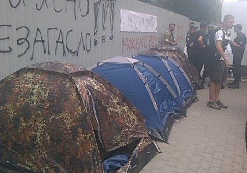 Под офисом «Интера» ставят палатки и организуют новый «майдан» Под офисом «Интера» ставят палатки и организуют новый «майдан»