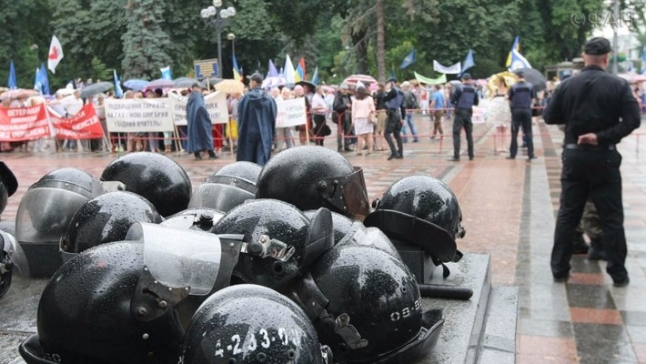 Военные начнут патрулировать украинские города Военные начнут патрулировать украинские города