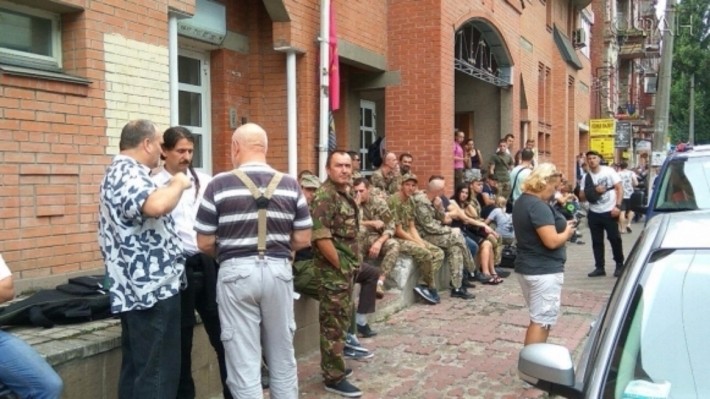 Депутаты освободили около 70 журналистов из здания телеканала «Интер» Депутаты освободили около 70 журналистов из здания телеканала «Интер»