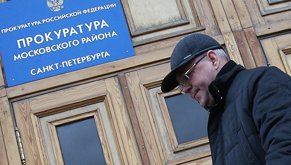 Компания, связанная с родственниками Сердюкова, получила миллиардные контракты со Смольным без конкурса Компания, связанная с родственниками Сердюкова, получила миллиардные контракты со Смольным без конкурса