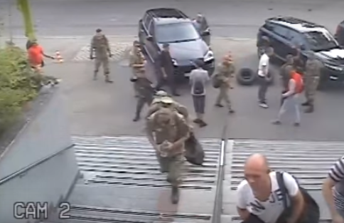 В сети появилось видео поджога телеканала «Интер»