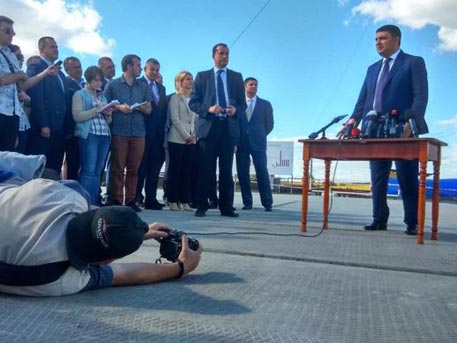 Упавший перед Гройсманом фотограф стал героем соцсетей