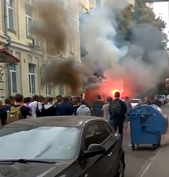 Киевляне закидали помидорами неонацистов «NАвоза»