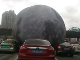 Гигантская надувная "луна" прокатилась по китайскому городу — видео