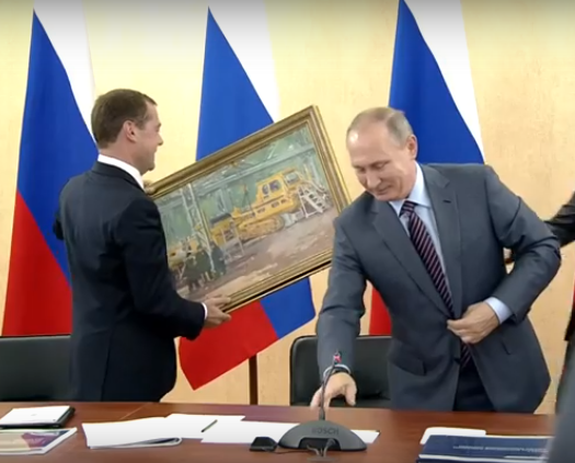 Подарок с намёком?! Путин подарил Медведеву картину «В цеху»