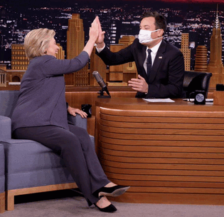 Американский телеведущий надел медицинскую маску во время интервью с Клинтон