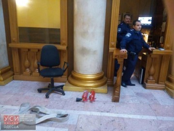 Галопом по Одессе и ее окрестностям: До пошедшего в услужение хунте Трухана дотянулись длинные руки "патриотов". Или "предателей никто не лю..... Галопом по Одессе и ее окрестностям: До пошедшего в услужение хунте Трухана дотянулись длинные руки "патриотов". Или "предателей никто не лю.....