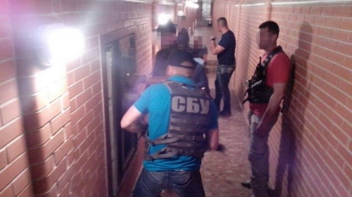 Силовики СБУ взорвали двери офиса «Смарт-Холдинга» в Киеве Силовики СБУ взорвали двери офиса «Смарт-Холдинга» в Киеве