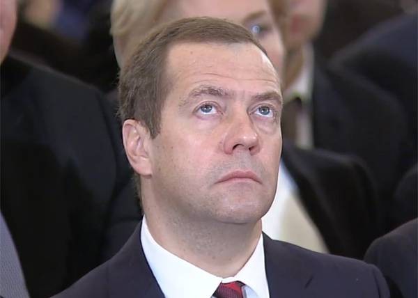 "Медведев расписался в экономической безграмотности" "Медведев расписался в экономической безграмотности"