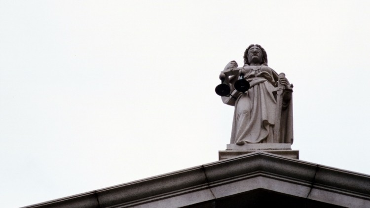 Фемида против Майдана: почему Порошенко потребовал от Рады увольнения судей