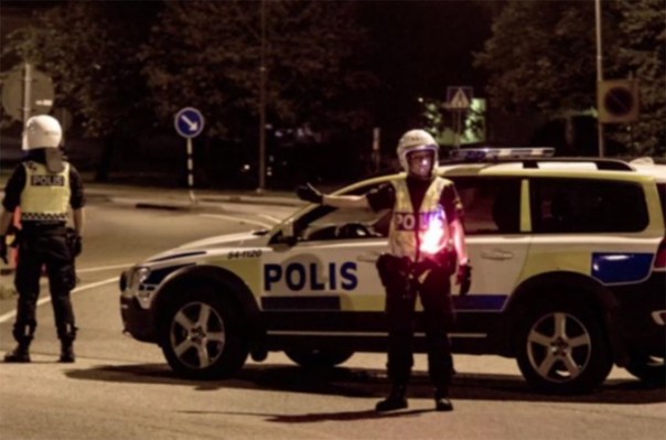 В Швеции мигранты третий день держат в страхе полицию и громят город