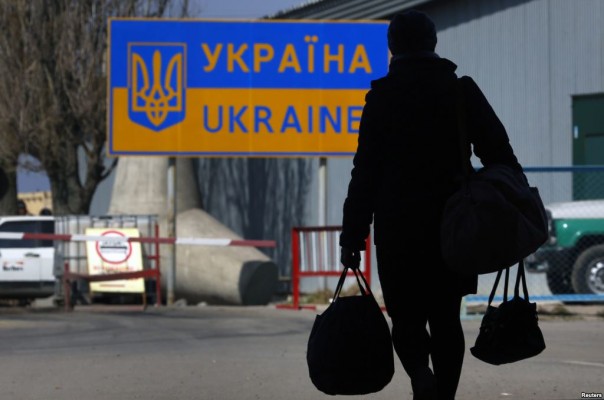 Украина вышла в мировые лидеры по количеству потенциальных эмигрантов. Миллионы украинцев ищут лучшей доли у “агрессора”