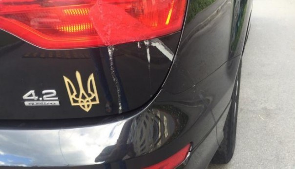 В Харькове машины с украинской символикой обливают кислотой